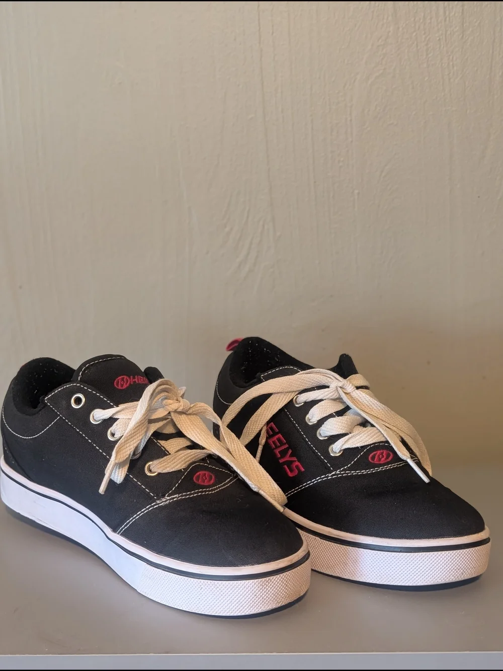 Heelys Pro 20 Youth Skate Shoes Black with White Laces - Picture 1 of 5